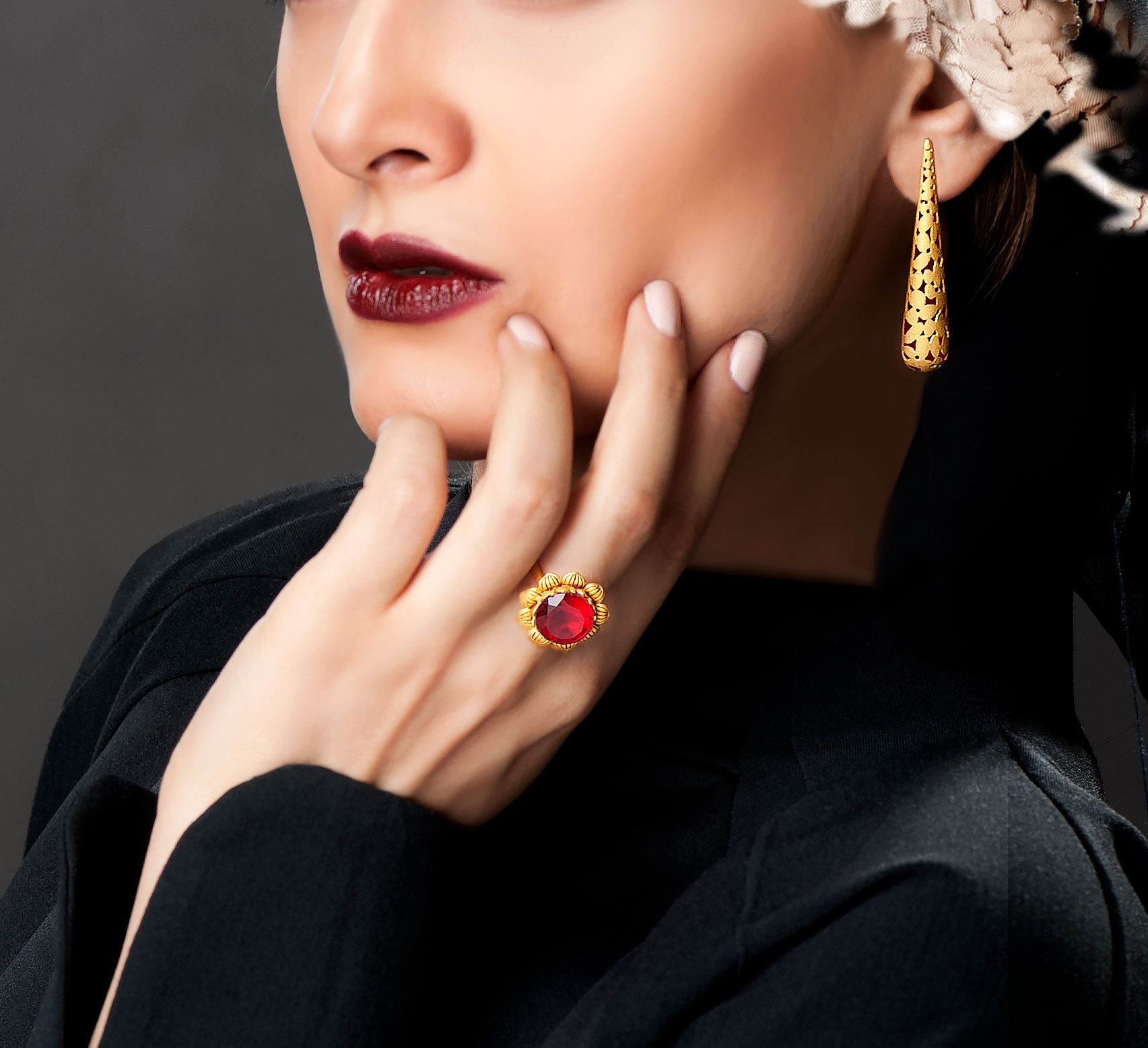 Fotografía editorial de joyería en modelo