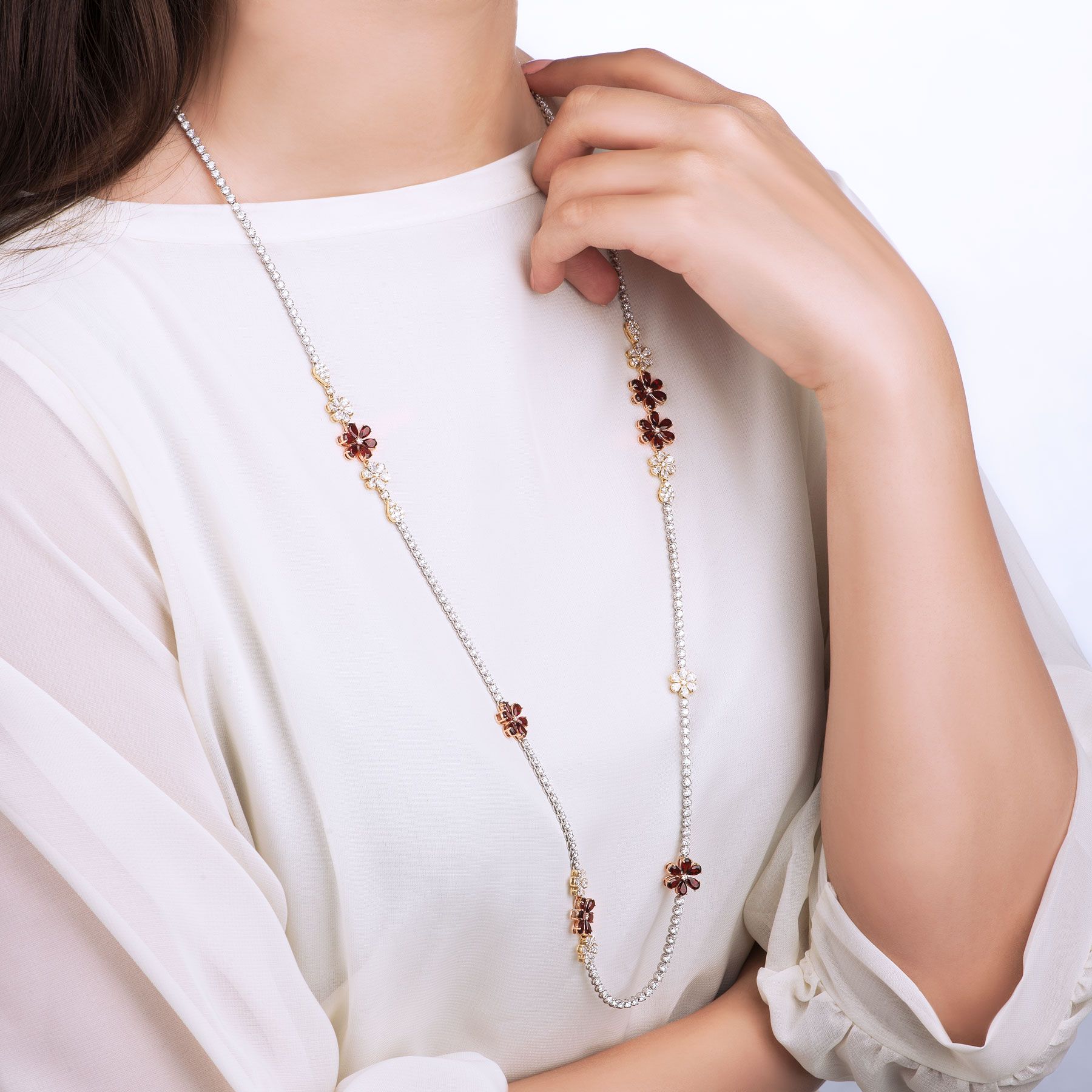Fotografía editorial de joyería en modelo