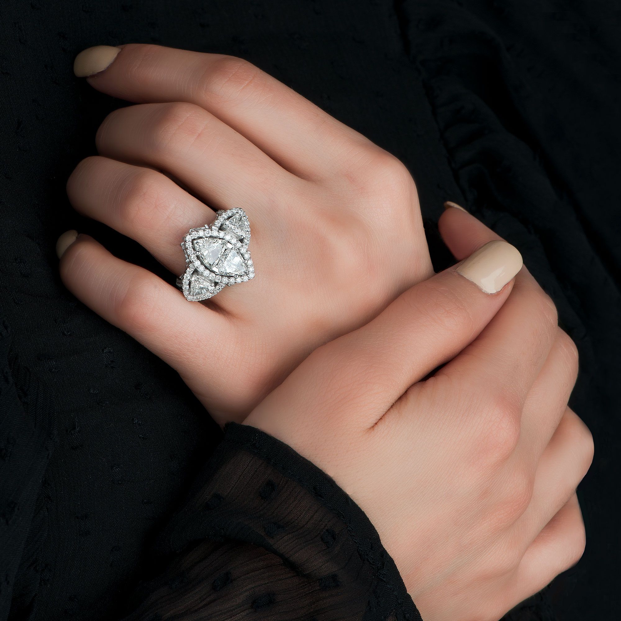 Fotografía editorial de joyería en modelo
