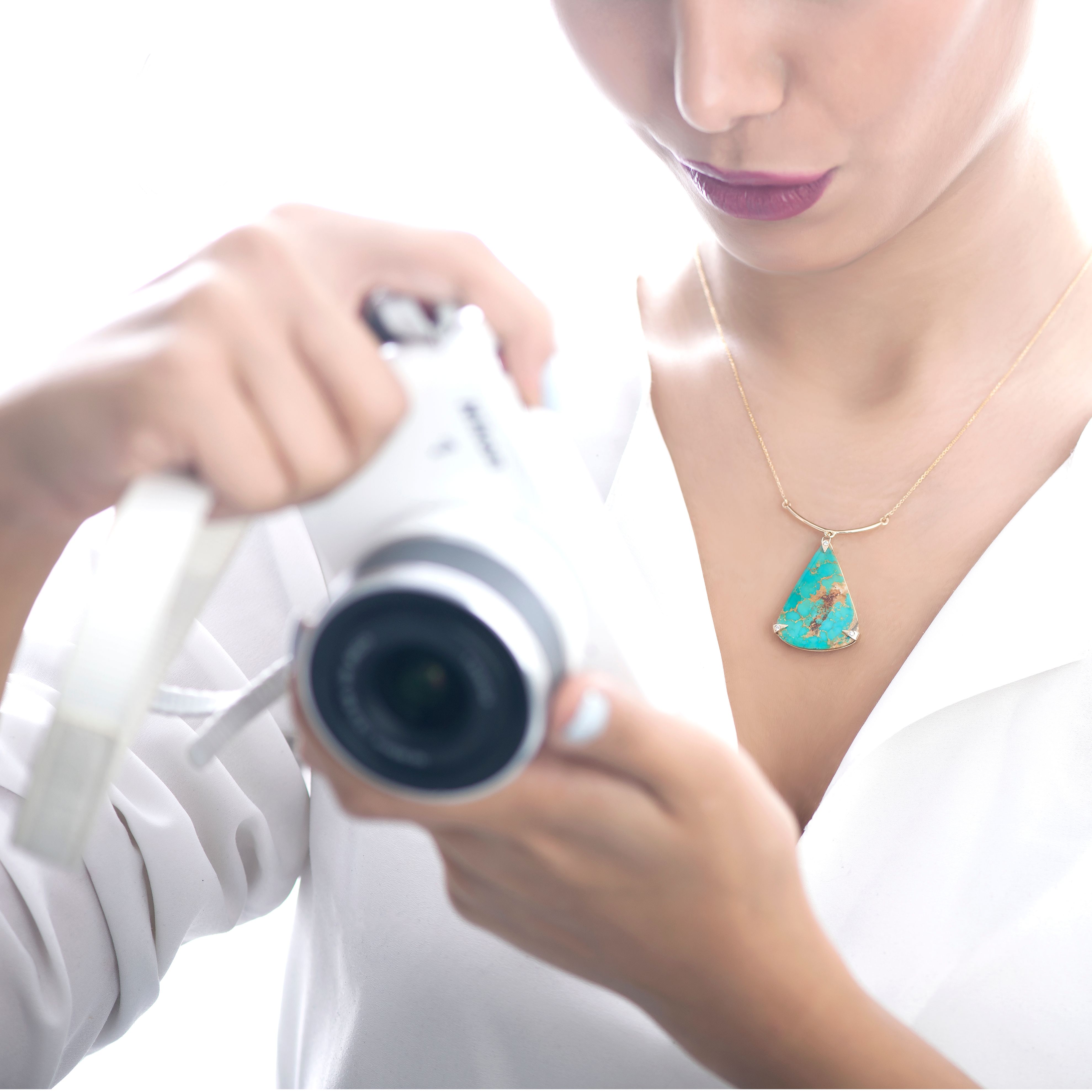 Fotografía editorial de joyería en modelo