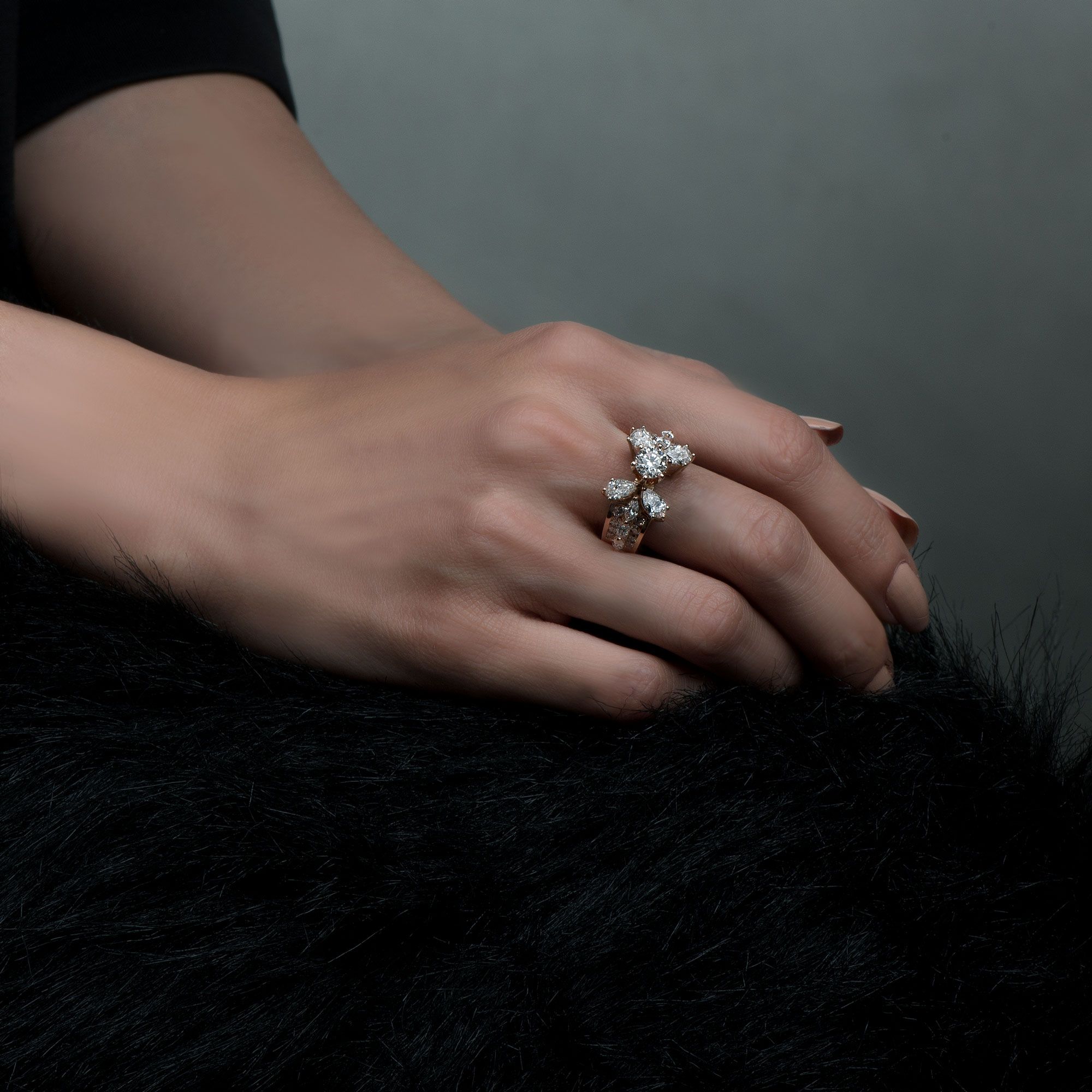 Fotografía editorial de joyería en modelo