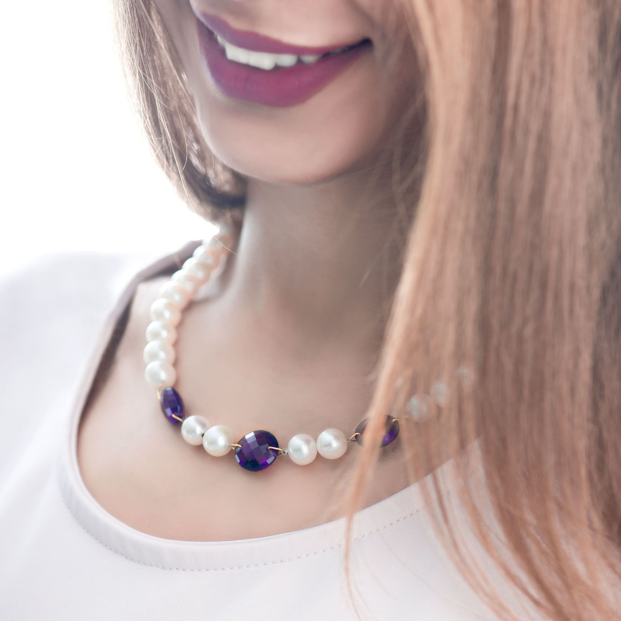 Fotografía editorial de joyería en modelo