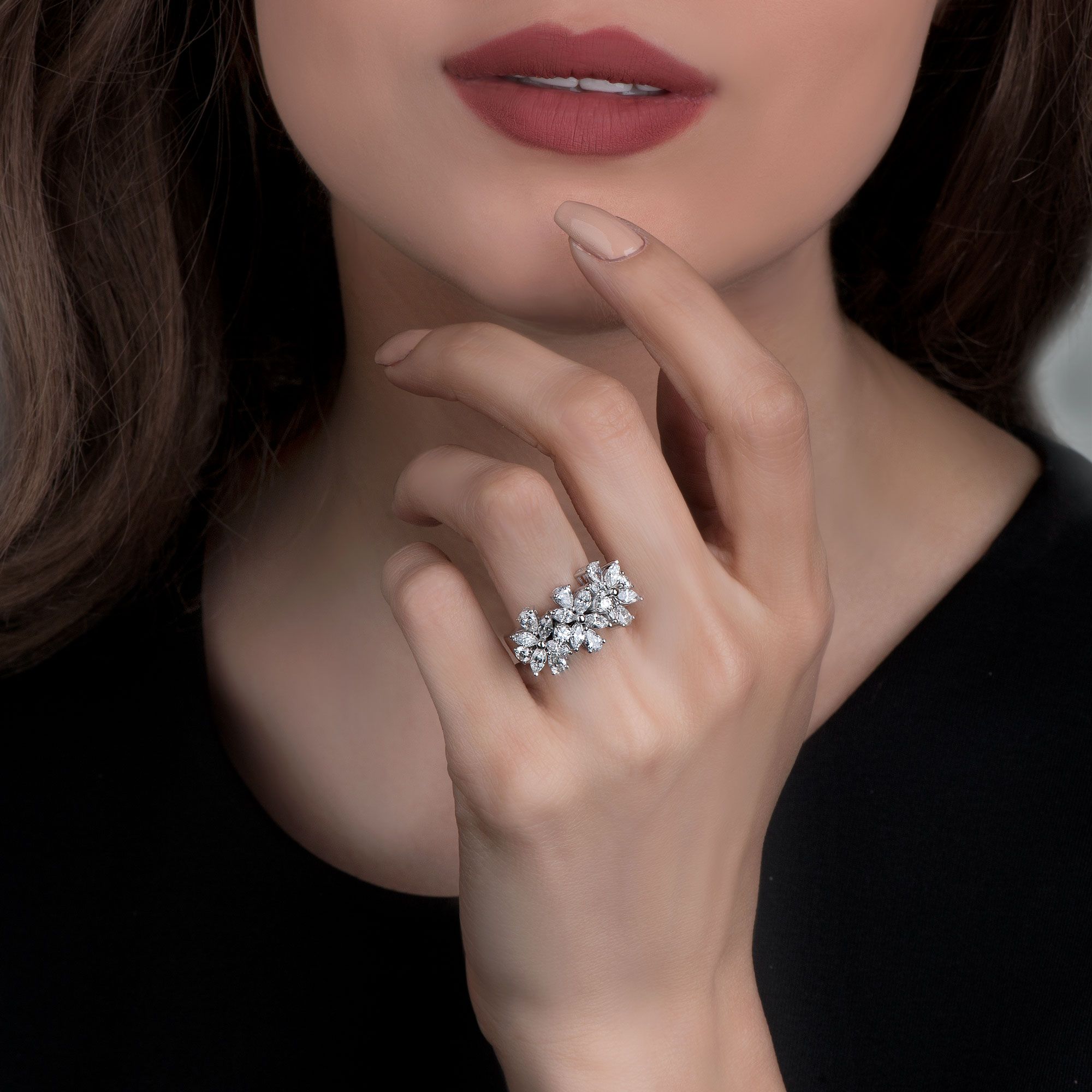 Fotografía editorial de joyería en modelo