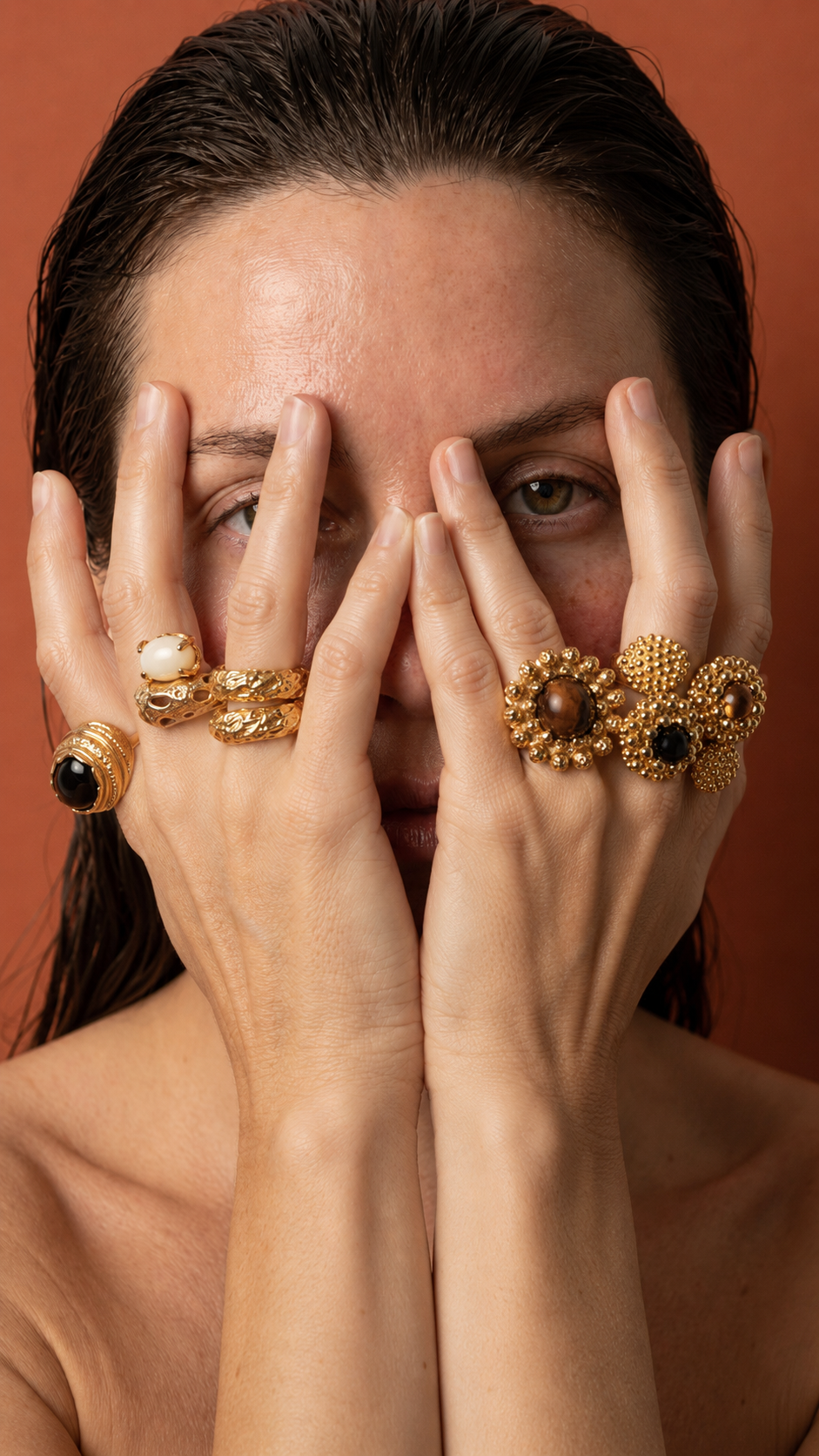 Campaña de joyería en oro escultórico